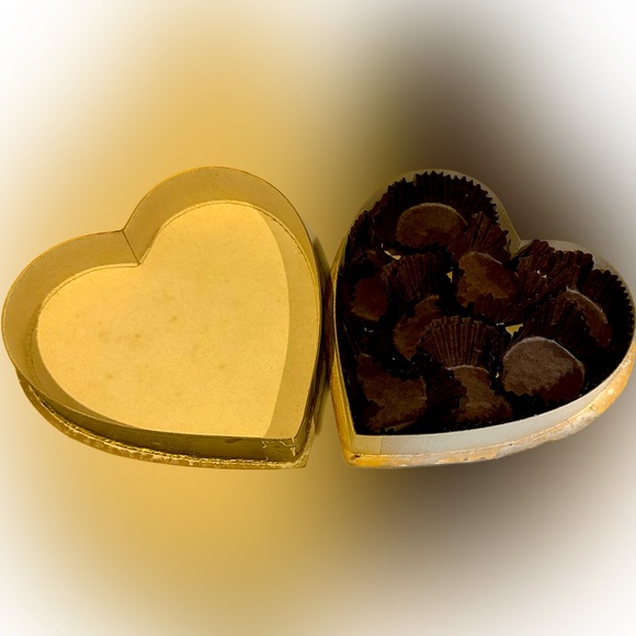VTG DISTRESSED BRACHS HEART CHOCOLATE BOX 5.5 DONT MONKEY AROUND BE MY VALENTINE - Picture 2 of 4